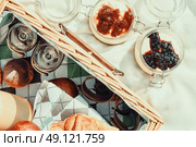 Picnic Basket With Fruits, Orange Juice, Croissants And No Bake Blueberry And Strawberry Jam Cheesecake. Стоковое фото, агентство Ingram Publishing / Фотобанк Лори