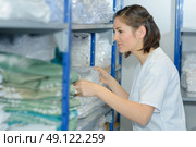 beautiful young woman working at laundry. Стоковое фото, агентство Ingram Publishing / Фотобанк Лори