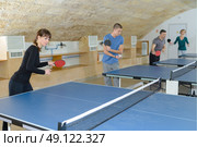pretty woman playing ping-pong with friends. Стоковое фото, агентство Ingram Publishing / Фотобанк Лори