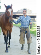 Farrier leading horse. Стоковое фото, агентство Ingram Publishing / Фотобанк Лори