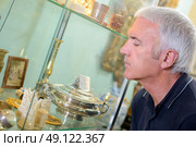 man looking at the artifacts. Стоковое фото, агентство Ingram Publishing / Фотобанк Лори