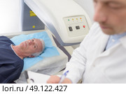 senior patient undergoing mri scan at hospital. Стоковое фото, агентство Ingram Publishing / Фотобанк Лори