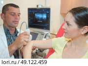 male doctor making ultrasound investigation in medical clinic. Стоковое фото, агентство Ingram Publishing / Фотобанк Лори