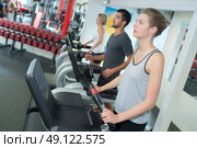 fit woman working out on stepping machine in gym. Стоковое фото, агентство Ingram Publishing / Фотобанк Лори
