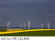 Green and yellow fields with Wind turbines generating electricity. Wind turbines before the thunderstorm. Spring sunny day on green field with wind power generators in Austria. Стоковое фото, агентство Ingram Publishing / Фотобанк Лори