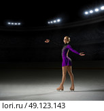 Young girl figure skater (on ice arena with spotlights ver) Стоковое фото, агентство Ingram Publishing / Фотобанк Лори