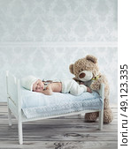 Little sleeping toddler and the teddy bear. Стоковое фото, агентство Ingram Publishing / Фотобанк Лори