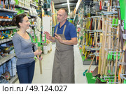 dyi assistant helping a customer to chose a rake. Стоковое фото, агентство Ingram Publishing / Фотобанк Лори