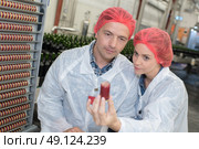two workers doing a quality health control. Стоковое фото, агентство Ingram Publishing / Фотобанк Лори