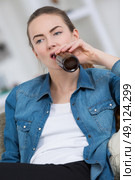 woman drinking beer. Стоковое фото, агентство Ingram Publishing / Фотобанк Лори