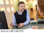 optician issuing credit card to a customer. Стоковое фото, агентство Ingram Publishing / Фотобанк Лори