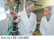 scientists doing some test in a factory. Стоковое фото, агентство Ingram Publishing / Фотобанк Лори