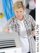 blonde handywoman cleaning fixing ventilation system. Стоковое фото, агентство Ingram Publishing / Фотобанк Лори