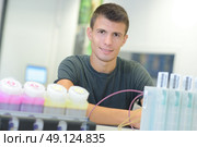 Portrait of young man leaning on printing machine. Стоковое фото, агентство Ingram Publishing / Фотобанк Лори