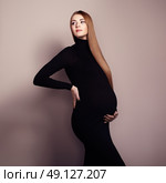 Portrait of the young pregnant woman. Pregnancy, love, people and expectation concept. Happy pregnant lady with long hair. Стоковое фото, агентство Ingram Publishing / Фотобанк Лори