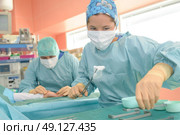 two surgeons in operating room. Стоковое фото, агентство Ingram Publishing / Фотобанк Лори
