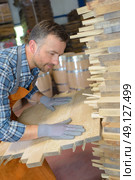 Cooper aligning planks of wood. Стоковое фото, агентство Ingram Publishing / Фотобанк Лори