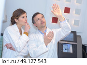 opticians working in the laboratory. Стоковое фото, агентство Ingram Publishing / Фотобанк Лори