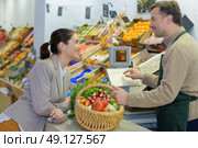 smiling woman choosing different fruits at farm food store display. Стоковое фото, агентство Ingram Publishing / Фотобанк Лори