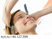 woman having haircut. Стоковое фото, агентство Ingram Publishing / Фотобанк Лори