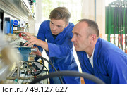 studying the machine. Стоковое фото, агентство Ingram Publishing / Фотобанк Лори
