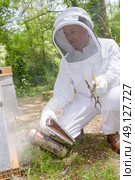 beekeeper in the apiary. Стоковое фото, агентство Ingram Publishing / Фотобанк Лори