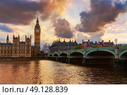 Big Ben Clock Tower London at Thames River England. Стоковое фото, агентство Ingram Publishing / Фотобанк Лори