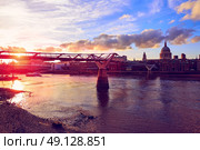 London St Paul Pauls cathedral sunset from Millennium bridge on Thames UK. Стоковое фото, агентство Ingram Publishing / Фотобанк Лори