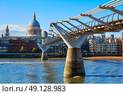 London St Paul Pauls cathedral from Millennium bridge on Thames UK. Стоковое фото, агентство Ingram Publishing / Фотобанк Лори