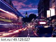 London Big Ben from Trafalgar Square traffic lights at sunset. Стоковое фото, агентство Ingram Publishing / Фотобанк Лори