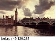 Big Ben Clock Tower London at Thames River England. Стоковое фото, агентство Ingram Publishing / Фотобанк Лори