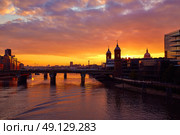 London sunset at Thames with St Paul Pauls Cathedral of England. Стоковое фото, агентство Ingram Publishing / Фотобанк Лори