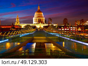 London St Paul Pauls cathedral from Millennium bridge on Thames UK. Стоковое фото, агентство Ingram Publishing / Фотобанк Лори