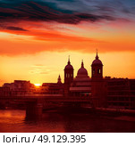 London Bridge sunset at Thames with St Paul Pauls Cathedral. Стоковое фото, агентство Ingram Publishing / Фотобанк Лори