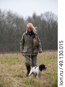 Picker up with her spaniel on a pheasant shoot. Стоковое фото, агентство Ingram Publishing / Фотобанк Лори