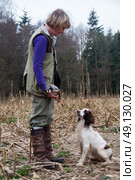 Woman working her spaniel on a game shoot. Стоковое фото, агентство Ingram Publishing / Фотобанк Лори