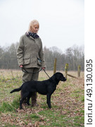 GIrl picking up with her labrador on a game shoot. Стоковое фото, агентство Ingram Publishing / Фотобанк Лори