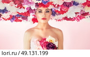 Pretty young lady wearing colorful chaplet. Стоковое фото, агентство Ingram Publishing / Фотобанк Лори