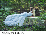 Blond cutie lying on the giant ship in bottle. Стоковое фото, агентство Ingram Publishing / Фотобанк Лори