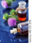 Flower and burdock extract. Buds medicinal wild plants burdock and burdocks medicinal tincture. Стоковое фото, агентство Ingram Publishing / Фотобанк Лори