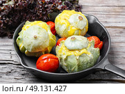 squash in the pan. squash stuffed with cheese and tomatoes in cast iron skillet. Стоковое фото, агентство Ingram Publishing / Фотобанк Лори