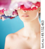 Portrait of a woman with a colorful chaplet. Стоковое фото, агентство Ingram Publishing / Фотобанк Лори