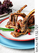 roast the meat on the rib. fragrant roast of lamb chops on the plate. Стоковое фото, агентство Ingram Publishing / Фотобанк Лори