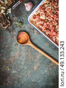 Fresh spinach with old nutmeg grater, onion and garlic, ingredients for cooking. Стоковое фото, агентство Ingram Publishing / Фотобанк Лори