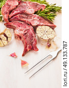 Raw lamb loin chops meat on white wooden background, close up. Стоковое фото, агентство Ingram Publishing / Фотобанк Лори