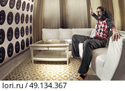 Portrait of an old-fashioned goofy audiophile. Стоковое фото, агентство Ingram Publishing / Фотобанк Лори
