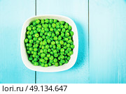 Fresh Green Peas In White Bowl On Turquoise Table. Стоковое фото, агентство Ingram Publishing / Фотобанк Лори