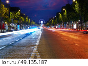 Champs Elysees avenue in Paris at France. Стоковое фото, агентство Ingram Publishing / Фотобанк Лори