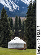 Dwelling of nomads in the mountains. Traditional house of kyrgyz people, yurt. Стоковое фото, фотограф Екатерина Якименко / Фотобанк Лори