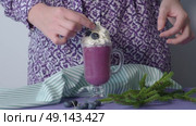 Winter Blueberry smoothie in shades of purple. Стоковое видео, видеограф Елизавета Малкова / Фотобанк Лори